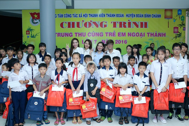 Hồ Ngọc H&agrave; c&ugrave;ng con trai Subeo v&agrave; c&aacute;c tr&ograve; cưng đi từ thiện dịp Trung Thu - Ảnh 14.