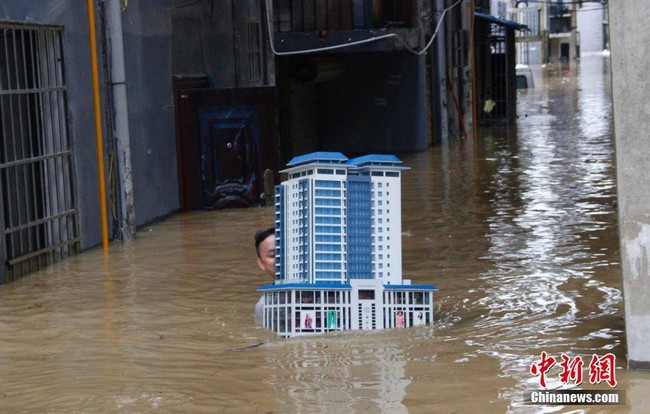 Chùm ảnh: Cảnh tượng lụt lội khủng khiếp ở Trung Quốc - Ảnh 34.