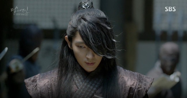 Moon Lovers: Đánh nhau chán chê, hoàng tử Baekhyun lại đột nhiên phải lòng IU - Ảnh 29.