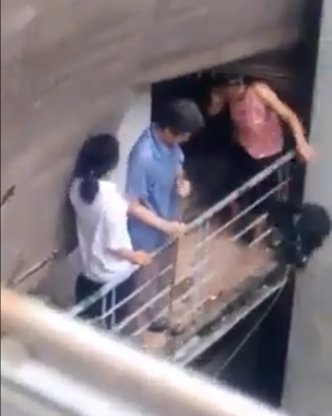 Nữ sinh g&agrave;o kh&oacute;c thất thanh v&igrave; bị mẹ đ&aacute;nh d&atilde; man v&agrave; n&eacute;m hết s&aacute;ch vở l&ecirc;n m&aacute;i nh&agrave; - Ảnh 3.