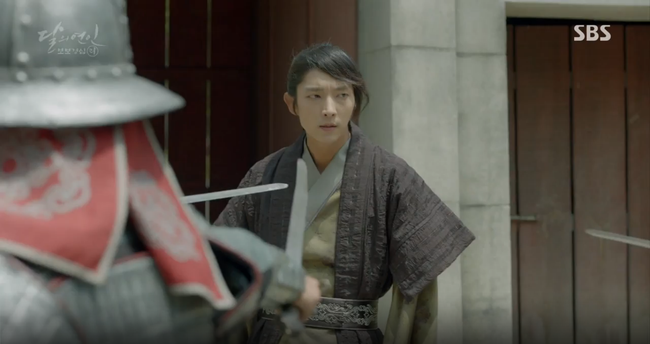 Moon Lovers: &ldquo;Anh Tư&rdquo; Lee Jun Ki t&aacute;i hiện lại cảnh che mưa kinh điển trong Bộ Bộ Kinh T&acirc;m! - Ảnh 19.