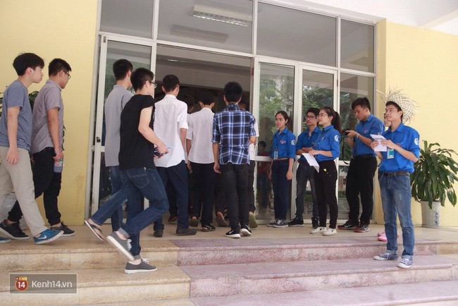 Th&iacute; sinh xếp h&agrave;ng đ&ocirc;ng nghịt chờ Đ&aacute;nh gi&aacute; năng lực tại trường ĐH Quốc Gia HN - Ảnh 6.