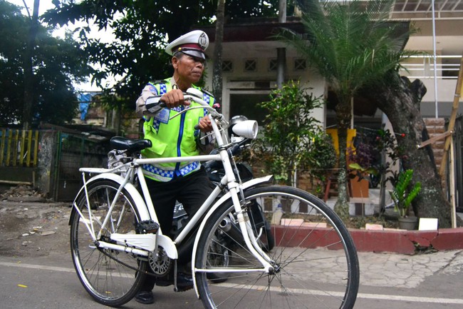 Indonesia tôn vinh cảnh sát thà nhặt rác chứ không nhận hối lộ - Ảnh 1.