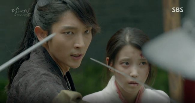 Moon Lovers: &ldquo;Anh Tư&rdquo; Lee Jun Ki t&aacute;i hiện lại cảnh che mưa kinh điển trong Bộ Bộ Kinh T&acirc;m! - Ảnh 20.