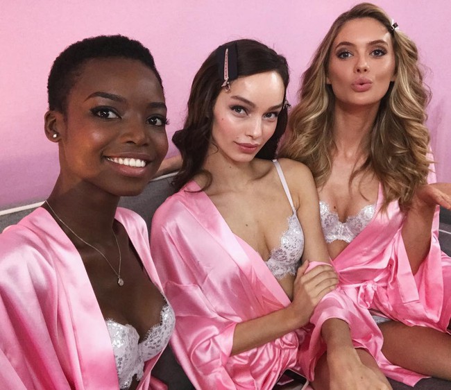 Victorias Secret Fashion Show 2016: D&agrave;n mẫu n&oacute;ng bỏng tất bật makeup, l&agrave;m t&oacute;c trước giờ G - Ảnh 57.