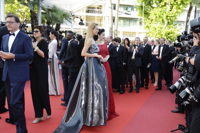 Lý Nhã Kỳ lộng lẫy đi thảm đỏ với siêu mẫu quốc tế, hội ngộ Dương Tử Quỳnh trong sự kiện tại Cannes - Ảnh 12.