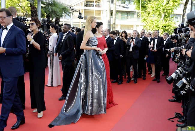 Lý Nhã Kỳ lộng lẫy đi thảm đỏ với siêu mẫu quốc tế, hội ngộ Dương Tử Quỳnh trong sự kiện tại Cannes - Ảnh 13.