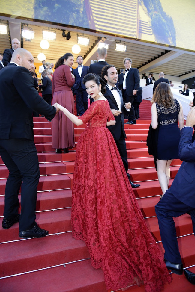 Lý Nhã Kỳ lộng lẫy đi thảm đỏ với siêu mẫu quốc tế, hội ngộ Dương Tử Quỳnh trong sự kiện tại Cannes - Ảnh 17.