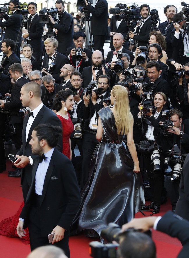 Lý Nhã Kỳ lộng lẫy đi thảm đỏ với siêu mẫu quốc tế, hội ngộ Dương Tử Quỳnh trong sự kiện tại Cannes - Ảnh 14.