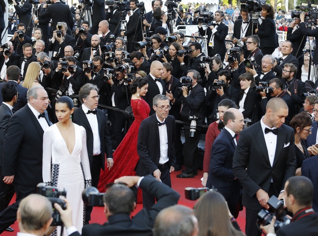 Lý Nhã Kỳ lộng lẫy đi thảm đỏ với siêu mẫu quốc tế, hội ngộ Dương Tử Quỳnh trong sự kiện tại Cannes - Ảnh 15.