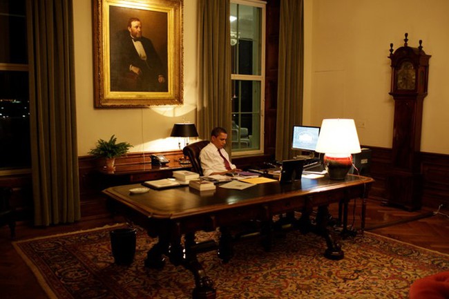Obama trong bóng tối: Những giây phút cô đơn lúc nửa đêm ở Nhà trắng - Ảnh 1.