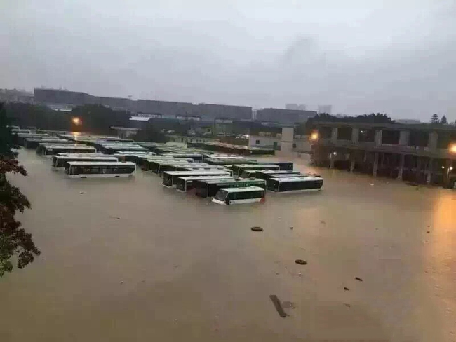 Chùm ảnh: Cảnh tượng lụt lội khủng khiếp ở Trung Quốc - Ảnh 8.