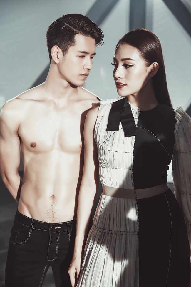 Không chỉ tụ họp cả team, MV mới của Hà Hồ còn ngập tràn toàn hàng hiệu - Ảnh 8. Không chỉ tụ họp cả team, MV mới của Hà Hồ còn ngập tràn toàn hàng hiệu - Ảnh 8.