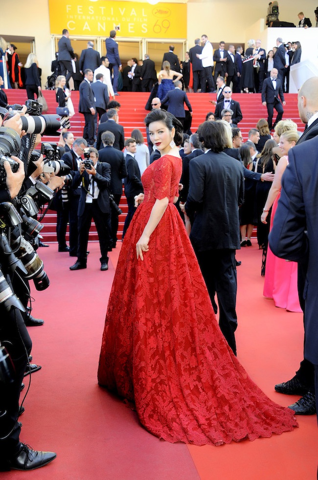 Lý Nhã Kỳ lộng lẫy đi thảm đỏ với siêu mẫu quốc tế, hội ngộ Dương Tử Quỳnh trong sự kiện tại Cannes - Ảnh 16.