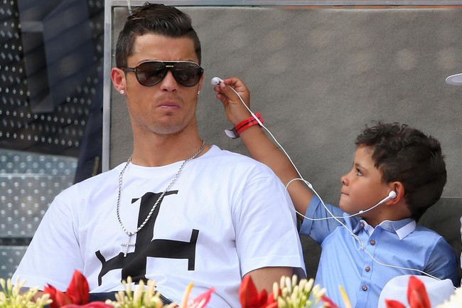 Ronaldo cong mông đi nhặt bóng trong trận đấu của con trai - Ảnh 6.
