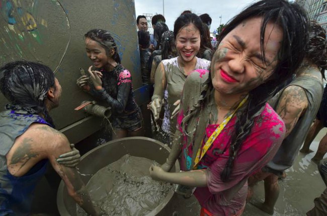 Trai xinh gái đẹp quậy tưng bừng trong lễ hội tắm bùn thường niên tại Hàn Quốc - Ảnh 15.