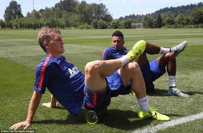 Man Utd đối xử với Schweinsteiger như thằng hủi - Ảnh 2.