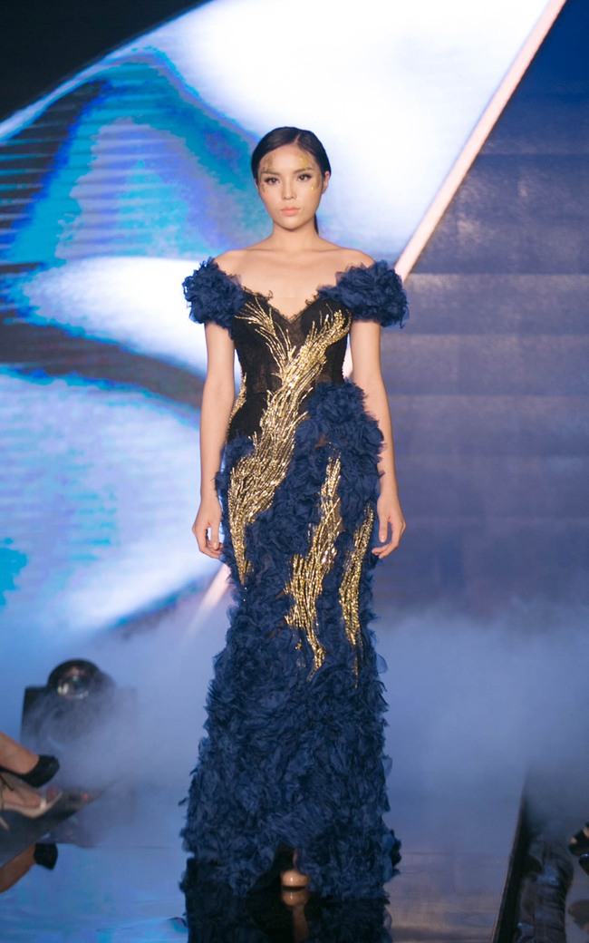 Được đà, Hoa hậu Kỳ Duyên tiếp tục trình diễn thời trang trong vai trò vedette - Ảnh 2.
