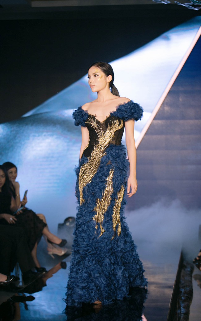 Được đà, Hoa hậu Kỳ Duyên tiếp tục trình diễn thời trang trong vai trò vedette - Ảnh 3.