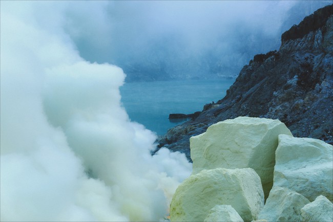 Ở ngay gần Việt Nam thôi, bạn có thể trải nghiệm cảm giác săn mây trên đỉnh núi lửa! - Ảnh 9.
