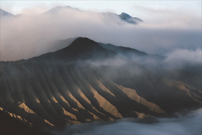 Ở ngay gần Việt Nam thôi, bạn có thể trải nghiệm cảm giác săn mây trên đỉnh núi lửa! - Ảnh 19.