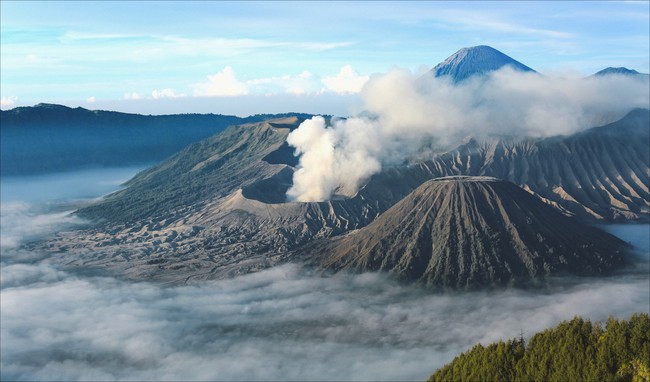 Ở ngay gần Việt Nam thôi, bạn có thể trải nghiệm cảm giác săn mây trên đỉnh núi lửa! - Ảnh 17.