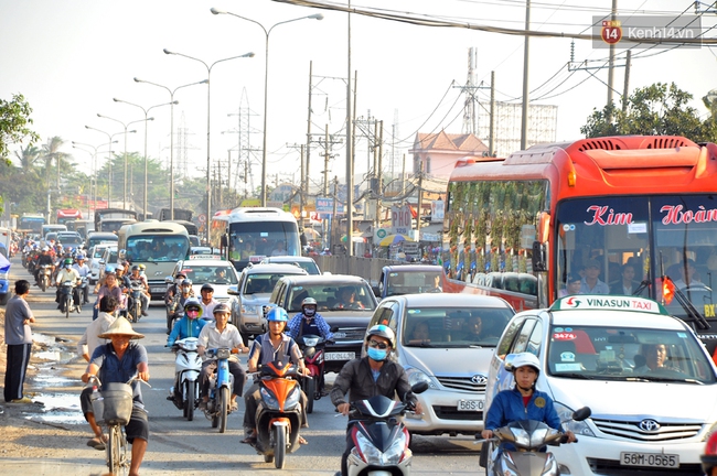 Người dân trở lại Hà Nội, Sài Gòn sau kỳ nghỉ lễ kéo dài 3 ngày - Ảnh 9.