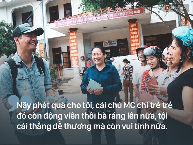 Người dân rốn lũ nói về Phan Anh: Cái chú MC trẻ trẻ phát quà xong còn động viên thôi bà ráng lên nữa - Ảnh 1.