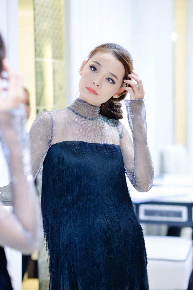 D&agrave;n mẫu Việt n&ocirc; nức đến thử đồ cho show C&ocirc;ng Tr&iacute; tại VIFW Xu&acirc;n/H&egrave; 2016 - Ảnh 3.