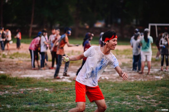 Teen Huế tưng bừng quẩy Color me run phiên bản ném bóng nước trong Lễ trưởng thành - Ảnh 3.