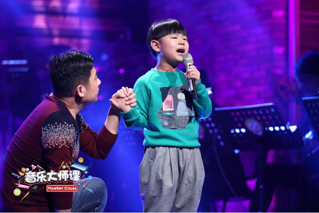 Gặp gỡ cậu bé 7 tuổi từng hát tặng người cha nghiện smartphone khiến người dân Trung Quốc chấn động - Ảnh 4.