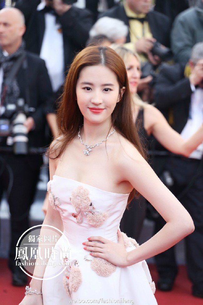 Mỹ nh&acirc;n kh&ocirc;ng tuổi Th&aacute;i Lan nổi bật lấn lướt Lưu Diệc Phi, L&yacute; Băng Băng ng&agrave;y khai mạc Cannes 2016 - Ảnh 2.