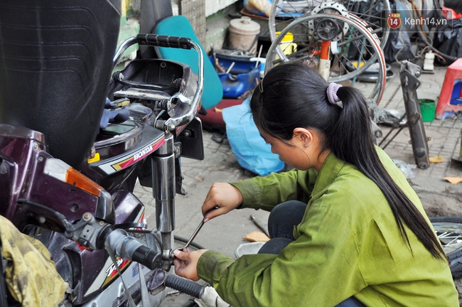 Cô gái 21 tuổi sửa xe máy ở vỉa hè Sài Gòn để phụ ba mẹ nuôi các em ăn học - Ảnh 4.