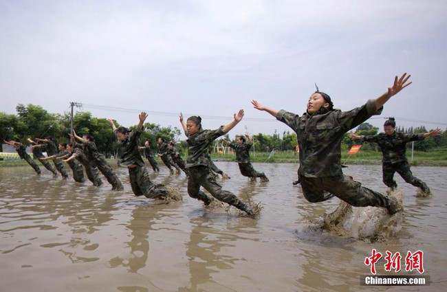 Không thể tin nổi bài tập khắc nghiệt như quân đội này là dành cho các tiếp viên hàng không tương lai - Ảnh 3.