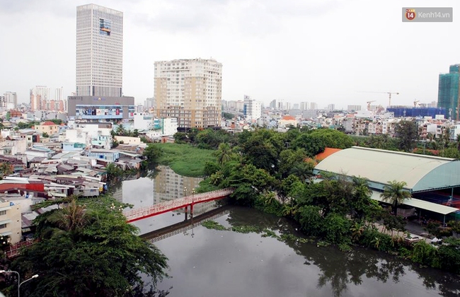 TP. HCM: Cầu mới xây xong 3 tháng, cấm đi lại vì... sợ người dân ngồi nhậu - Ảnh 1.