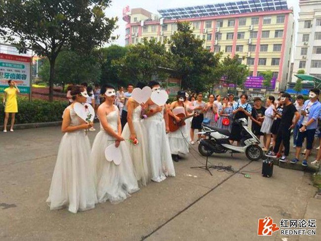 Hàng trăm sinh viên xúm lại xem cảnh nữ giảng viên xinh đẹp cầu hôn nam sinh tại sân trường  - Ảnh 6.
