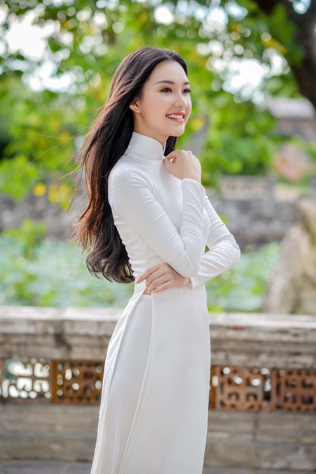 Hoa hậu Việt Nam 2016: Lại ngất ngây với người đẹp Huế - Ngọc Trân trong tà Áo dài trắng - Ảnh 3.