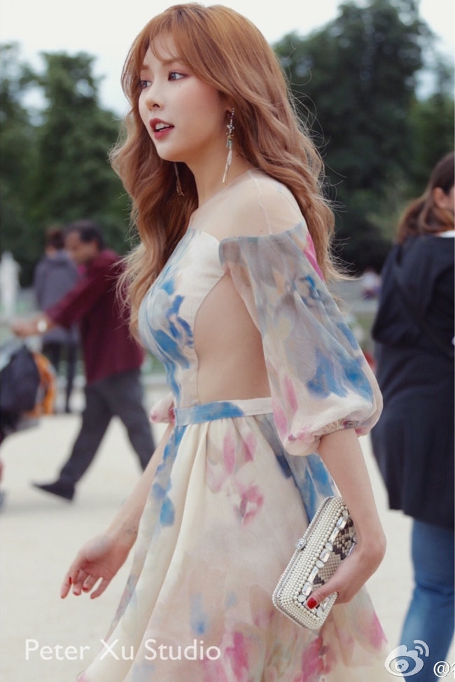 Hyuna lần đầu diện đầm công chúa tham dự Tuần lễ thời trang Haute Couture tại Paris - Ảnh 5.