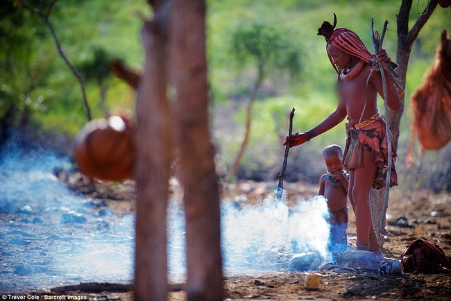 Chùm ảnh: Nét văn hóa có một không hai của bộ lạc kỳ lạ ở Namibia - Ảnh 3.