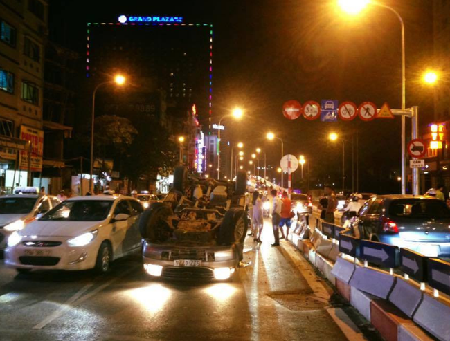 H&agrave; Nội: &Ocirc; t&ocirc; lật ngửa tr&ecirc;n cầu vượt Trần Duy Hưng, t&agrave;i xế may mắn tho&aacute;t nạn - Ảnh 3.