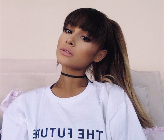 Ariana Grande kho&eacute;t thủng mũ lưỡi trai để vừa đội được mũ vừa diện được t&oacute;c đu&ocirc;i ngựa - Ảnh 6.