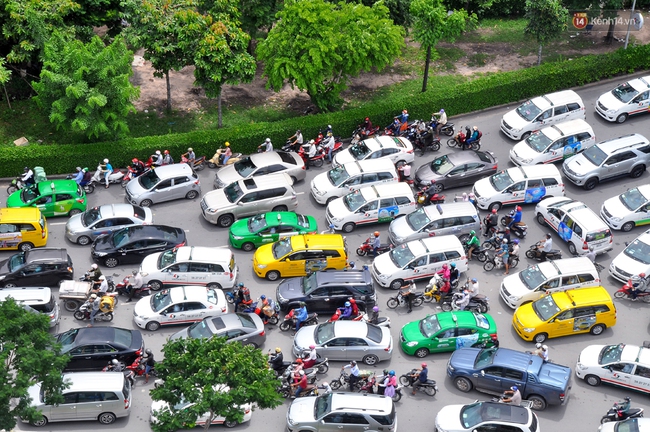 Kẹt xe nghiêm trọng ở cửa ngõ sân bay Tân Sơn Nhất vào giữa trưa - Ảnh 3.