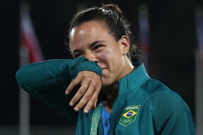 M&agrave;n cầu h&ocirc;n cảm động nhất Olympic Rio 2016 của cặp đ&ocirc;i đồng t&iacute;nh nữ ngay tr&ecirc;n s&acirc;n thi đấu - Ảnh 3.