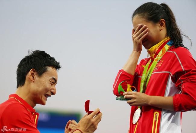 Nữ VĐV Trung Quốc xinh đẹp bật khóc khi được cầu hôn trên sàn đấu Olympic 2016 - Ảnh 3.