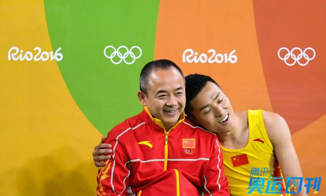 Những khoảnh khắc ngọt ngào và xúc động trên sàn đấu Olympic - Ảnh 3.