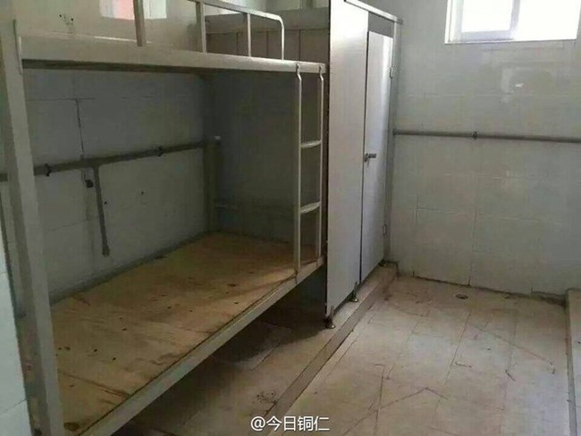 Trường học Trung Quốc gây sốc khi xếp học sinh ngủ tại nhà vệ sinh - Ảnh 3.
