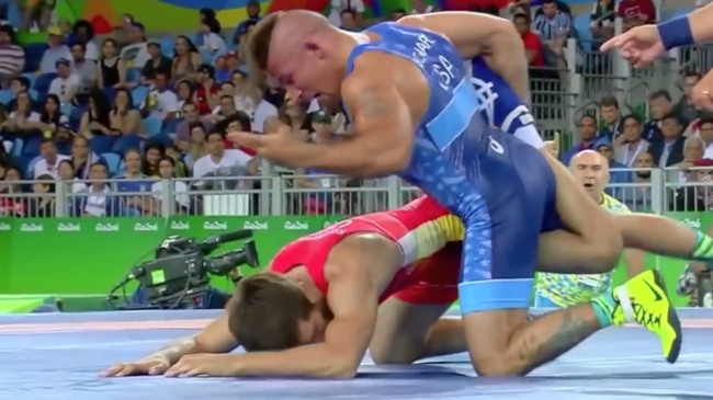 Hài hước đô vật Ukraina dùng võ cẩu xực tấn công đối thủ ở Olympic - Ảnh 5.