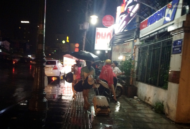 Cửa ngõ sân bay Tân Sơn Nhất kẹt cứng, hành khách dầm mưa đi bộ gần 2km vào  làm thủ tục - Ảnh 4.