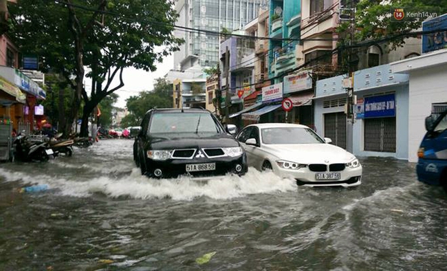 Đường ra vào sân bay Tân Sơn Nhất biến thành sông sau cơn mưa lớn - Ảnh 14.