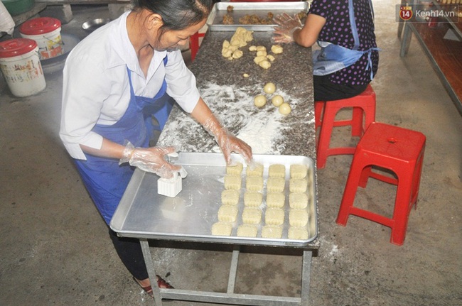 Cận cảnh quy trình sản xuất bánh trung thu giá 2.000 đồng từng gây sốt trên mạng - Ảnh 3.